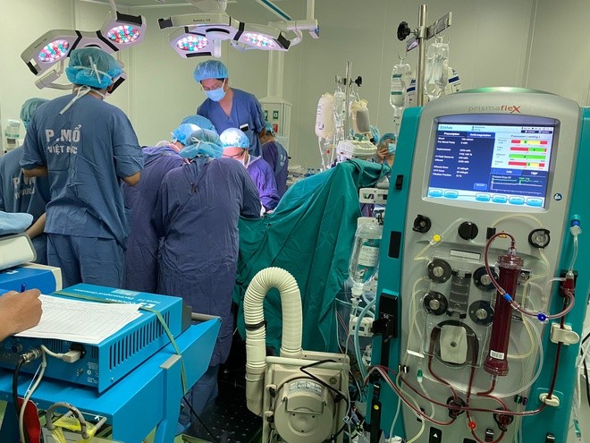 Lần đầu tiên các bác sĩ Việt Nam vừa sửa tim vừa ghép phổi ảnh 1