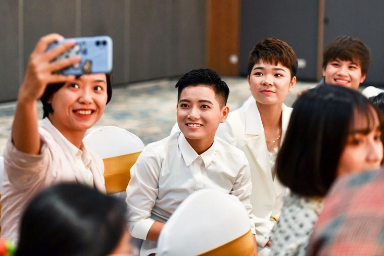 Bắt gặp các cầu thủ tuyển bóng đá nữ Việt Nam du ngoạn ở Hạ Long ảnh 4