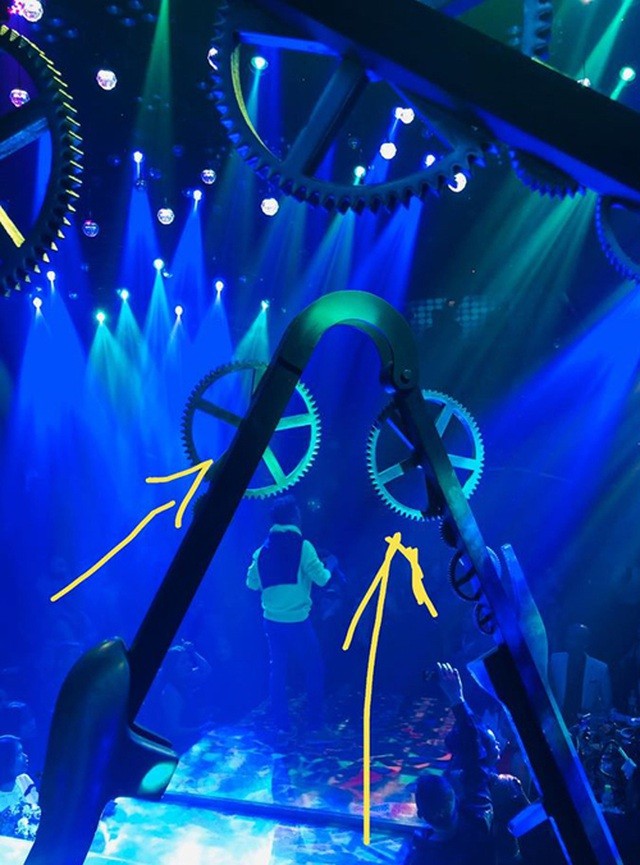 Đàm Vĩnh Hưng gặp tai nạn, chảy máu đầu khi đang hát trên sân khấu ảnh 1