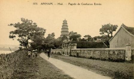 Chúa Nguyễn Phúc Chu là người tôn sùng đạo nào?