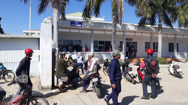 Hàng trăm người tập trung trước nhà máy đường đòi tiền sắm tết ảnh 1