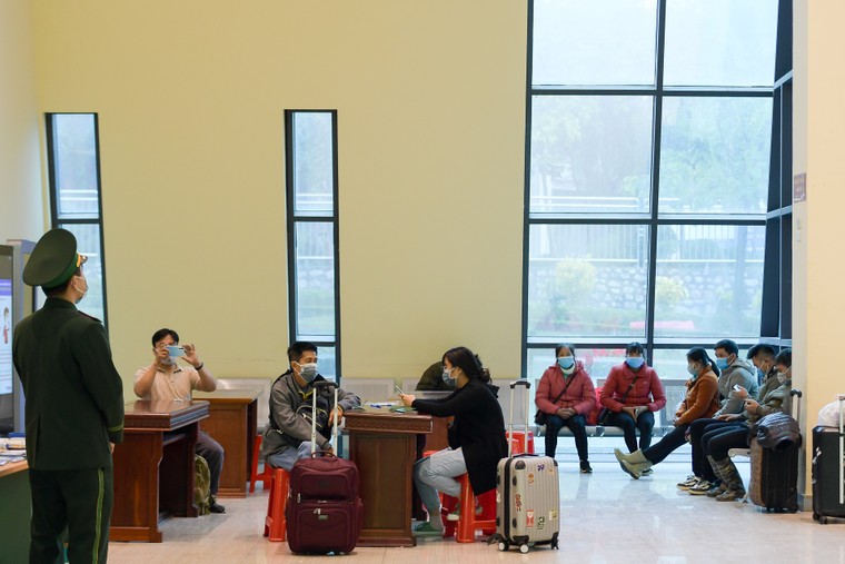 Quy trình kiểm dịch gắt gao tại cửa khẩu Hữu Nghị ảnh 1