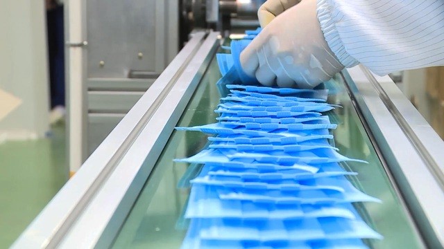 Cận cảnh quy trình sản xuất khẩu trang y tế thời dịch corona ảnh 3