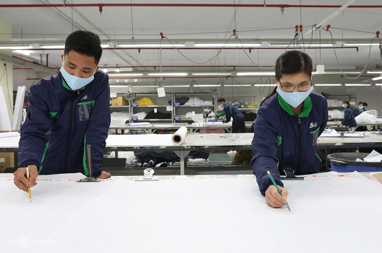 Doanh nghiệp dệt may 'cấp cứu' khẩu trang ảnh 2