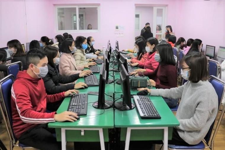 Phụ huynh bức xúc vì trường thu tiền học trực tuyến dịp nghỉ tránh dịch Corona ảnh 1