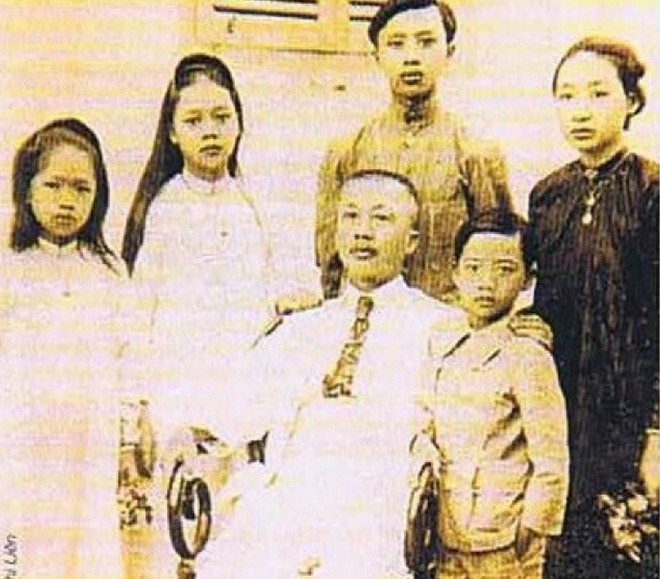 Bên cạnh tiếng Việt và Tiếng Pháp, bà còn thông thạo ngoại ngữ nào?