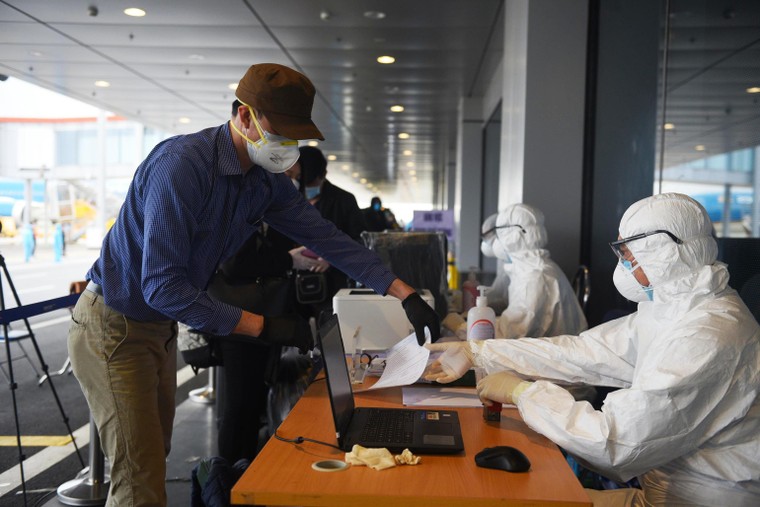 Sân bay Vân Đồn đón thêm hơn 500 người Việt trở về từ vùng dịch theo quy trình đặc biệt ảnh 1