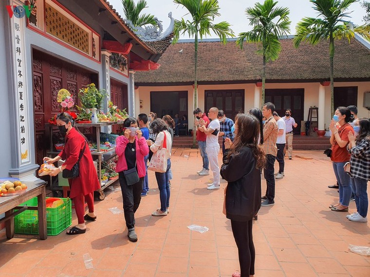 Không đeo khẩu trang, chen chúc lễ Phủ Tây Hồ bất chấp dịch Covid-19 ảnh 11