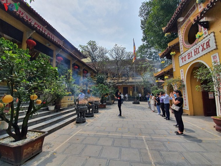 Không đeo khẩu trang, chen chúc lễ Phủ Tây Hồ bất chấp dịch Covid-19 ảnh 12