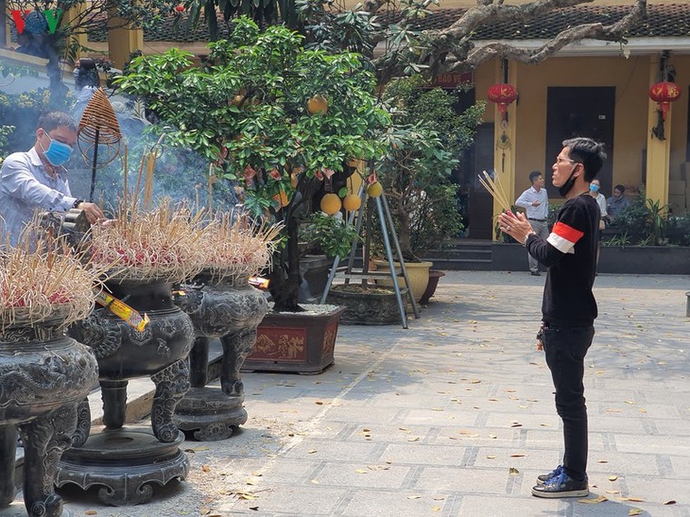 Không đeo khẩu trang, chen chúc lễ Phủ Tây Hồ bất chấp dịch Covid-19 ảnh 13