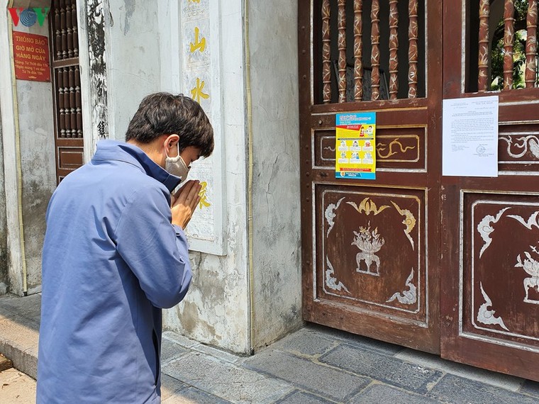 Không đeo khẩu trang, chen chúc lễ Phủ Tây Hồ bất chấp dịch Covid-19 ảnh 14