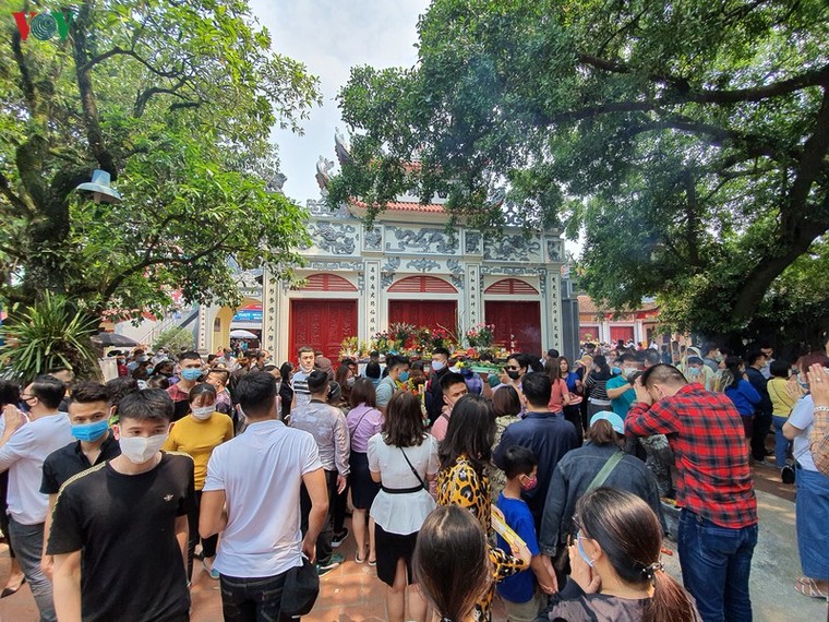 Không đeo khẩu trang, chen chúc lễ Phủ Tây Hồ bất chấp dịch Covid-19 ảnh 2