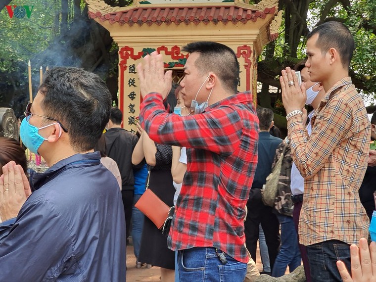 Không đeo khẩu trang, chen chúc lễ Phủ Tây Hồ bất chấp dịch Covid-19 ảnh 5