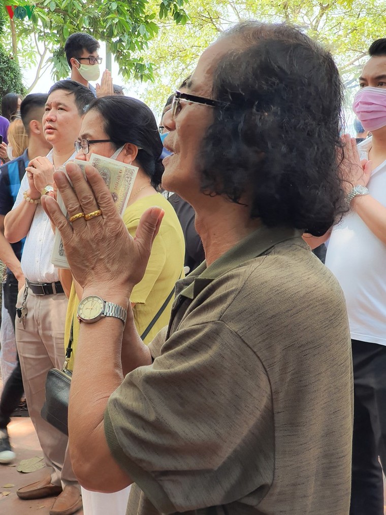 Không đeo khẩu trang, chen chúc lễ Phủ Tây Hồ bất chấp dịch Covid-19 ảnh 6