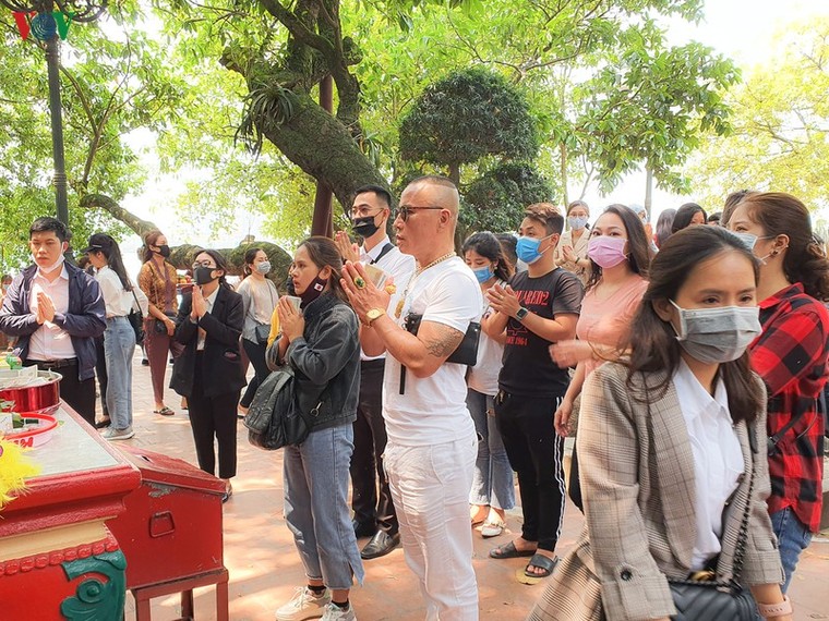 Không đeo khẩu trang, chen chúc lễ Phủ Tây Hồ bất chấp dịch Covid-19 ảnh 7