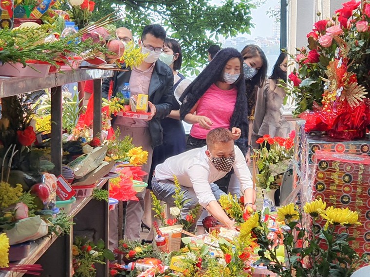 Không đeo khẩu trang, chen chúc lễ Phủ Tây Hồ bất chấp dịch Covid-19 ảnh 8