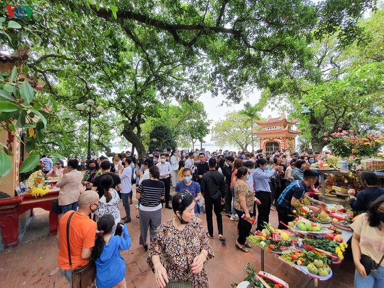 Không đeo khẩu trang, chen chúc lễ Phủ Tây Hồ bất chấp dịch Covid-19 ảnh 9