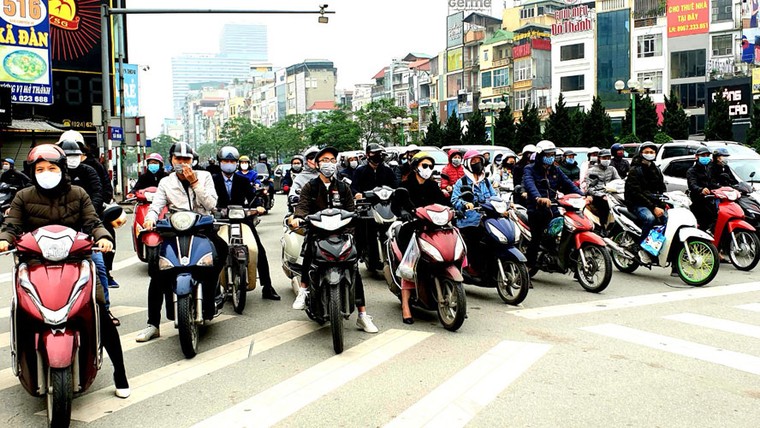  Người dân Hà Nội đổ ra đường đông như ngày thường ảnh 8