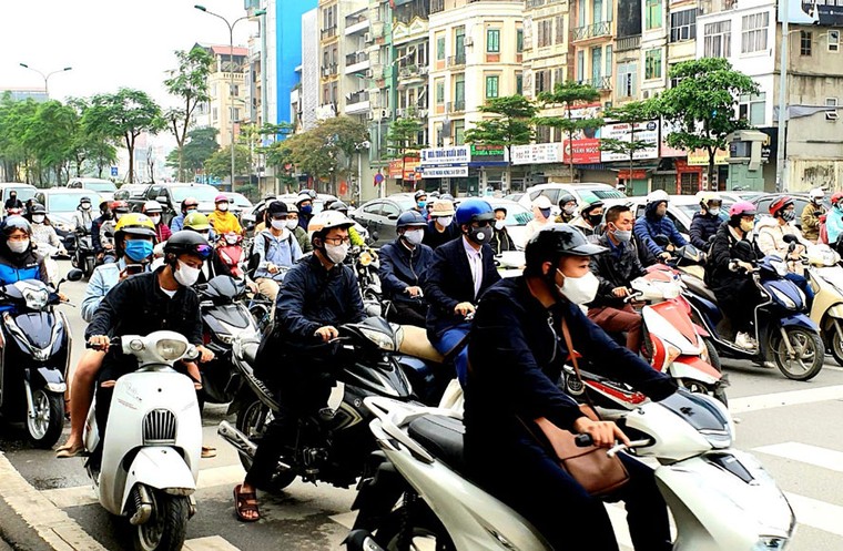  Người dân Hà Nội đổ ra đường đông như ngày thường ảnh 2