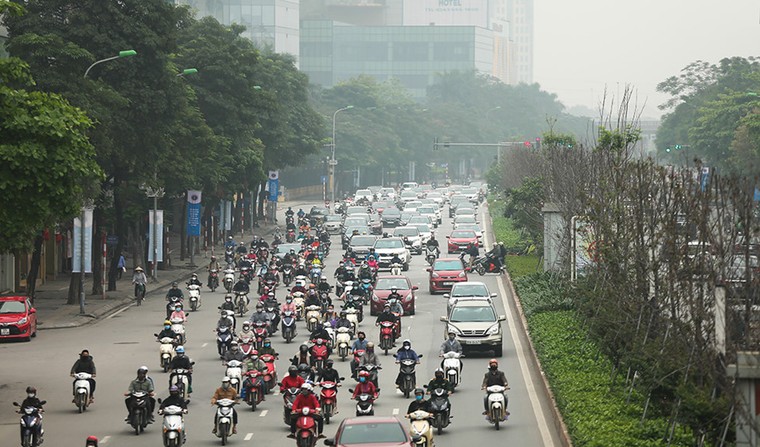  Người dân Hà Nội đổ ra đường đông như ngày thường ảnh 4