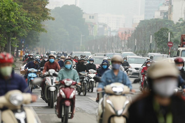  Người dân Hà Nội đổ ra đường đông như ngày thường ảnh 11