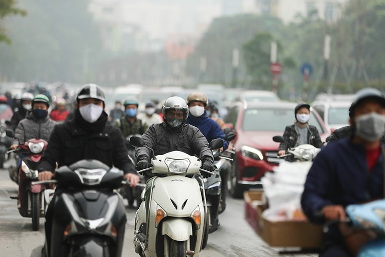  Người dân Hà Nội đổ ra đường đông như ngày thường ảnh 12