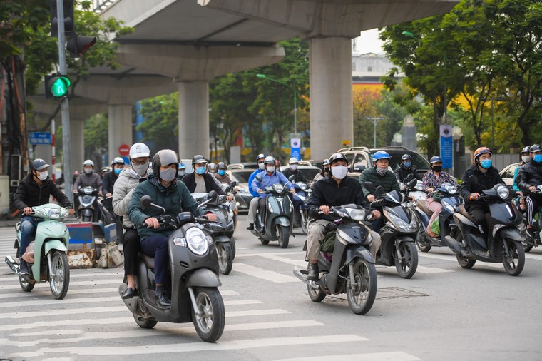  Người dân Hà Nội đổ ra đường đông như ngày thường ảnh 9