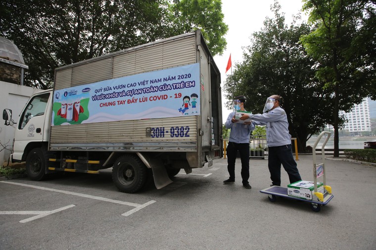 Vinamilk dành 12,5 tỷ đồng chăm sóc dinh dưỡng cho trẻ em khó khăn phòng chống COVID-19 ảnh 1