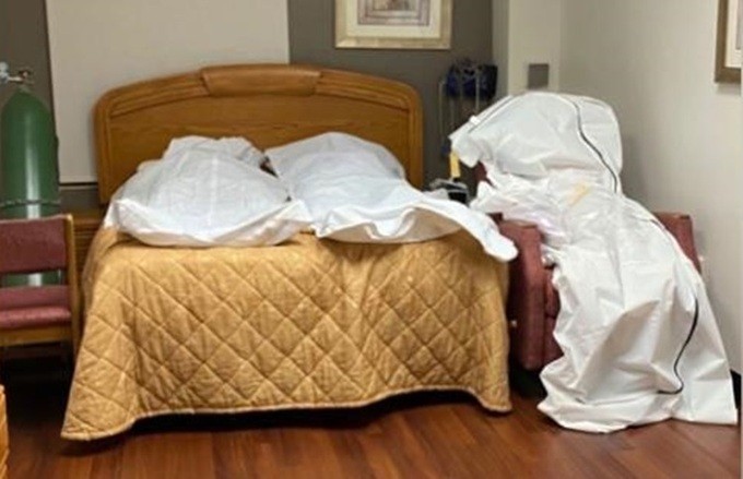 Thi thể chồng chất trong bệnh viện Mỹ ảnh 1