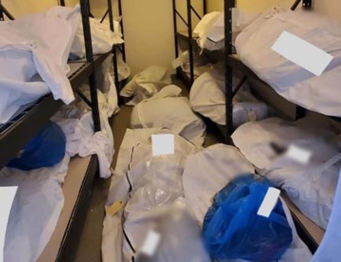 Thi thể chồng chất trong bệnh viện Mỹ ảnh 2