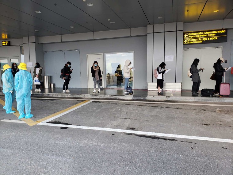 Chuyến bay chở 93 người Việt Nam từ Anh về nước hạ cánh tại sân bay Vân Đồn ảnh 1