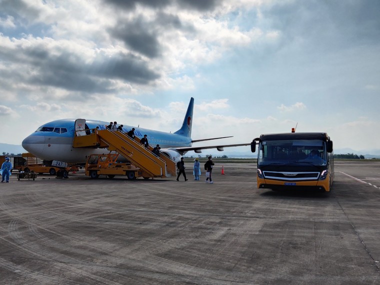 Sân bay Vân Đồn tiếp tục đón 340 chuyên gia Hàn Quốc theo quy trình đặc biệt ảnh 1