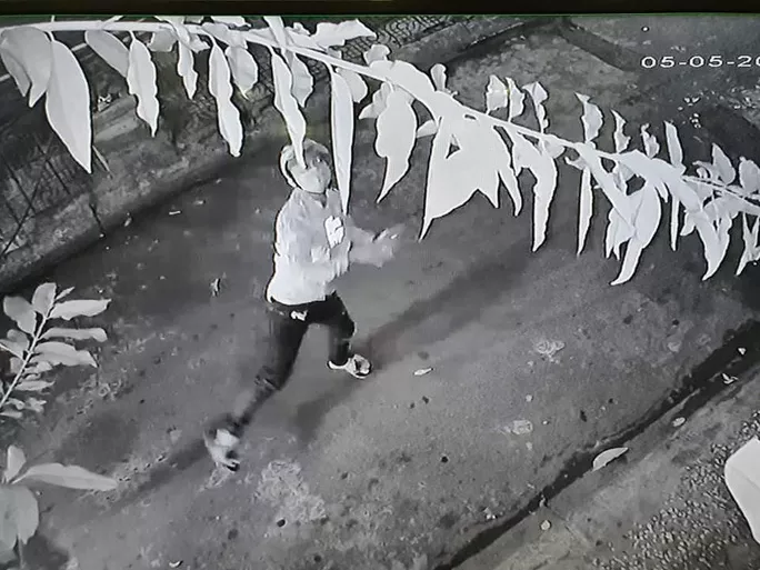 Nhà phó tổng thư ký tòa soạn một tờ báo bị ném mắm tôm lúc rạng sáng ảnh 1