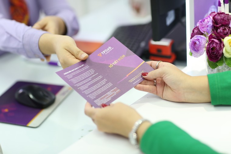 Dưới 300 triệu nên gửi tiết kiệm hay mua bảo hiểm? ảnh 1