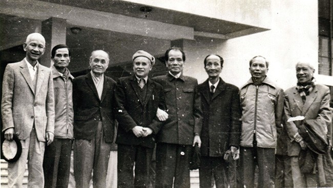 Ông là vị hiệu trưởng đầu tiên của trường Đại học nào sau đây?