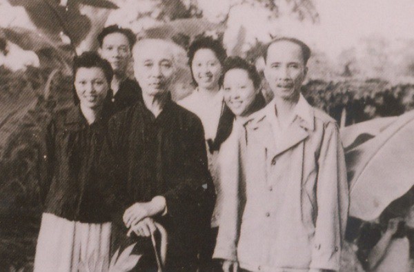 Sau khi tốt nghiệp, ông về nước công tác tại bệnh viện nào?