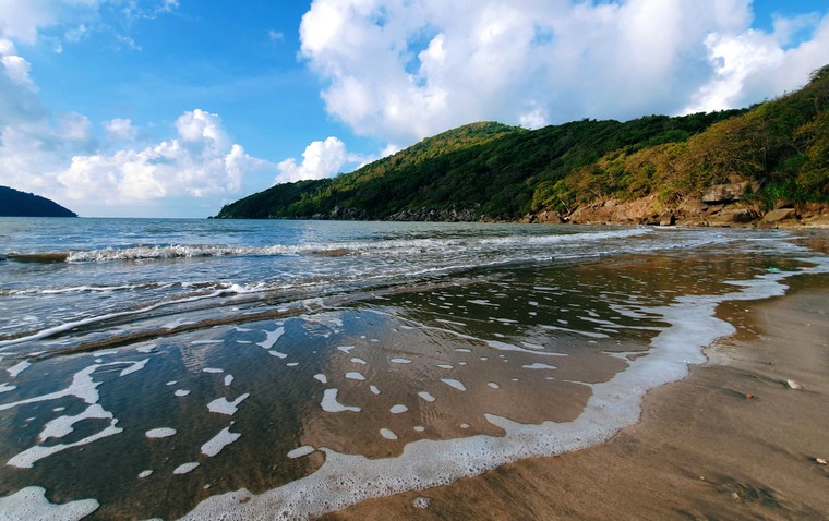 Năm 1940, thầy giáo nào đã chỉ huy nghĩa quân nổi dậy để chiếm Hòn Khoai?