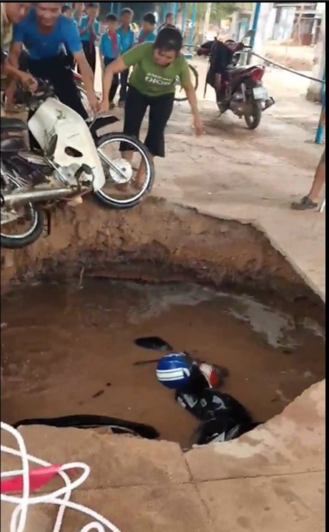 ‘Hố tử thần’ nuốt trọn 2 xe máy trong trường tiểu học ảnh 2