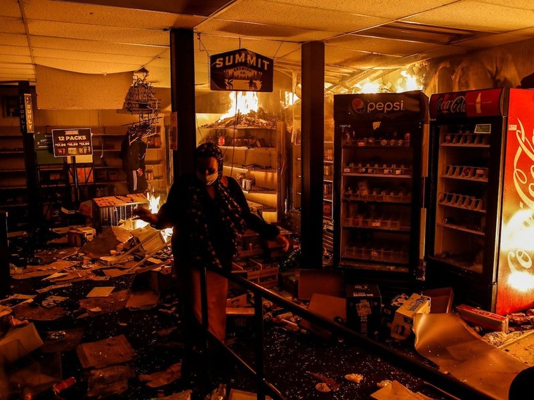 Người biểu tình tàn phá Apple Store và nhiều cửa hàng Mỹ ảnh 5