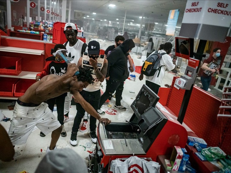 Người biểu tình tàn phá Apple Store và nhiều cửa hàng Mỹ ảnh 6