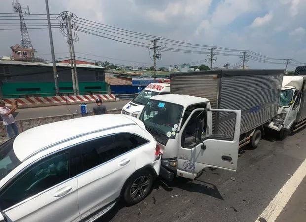 11 ô tô đâm nhau liên hoàn, Quốc lộ 1A kẹt xe nhiều giờ đồng hồ ảnh 1