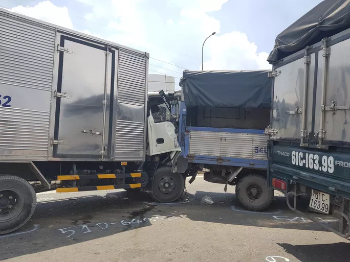 11 ô tô đâm nhau liên hoàn, Quốc lộ 1A kẹt xe nhiều giờ đồng hồ ảnh 2