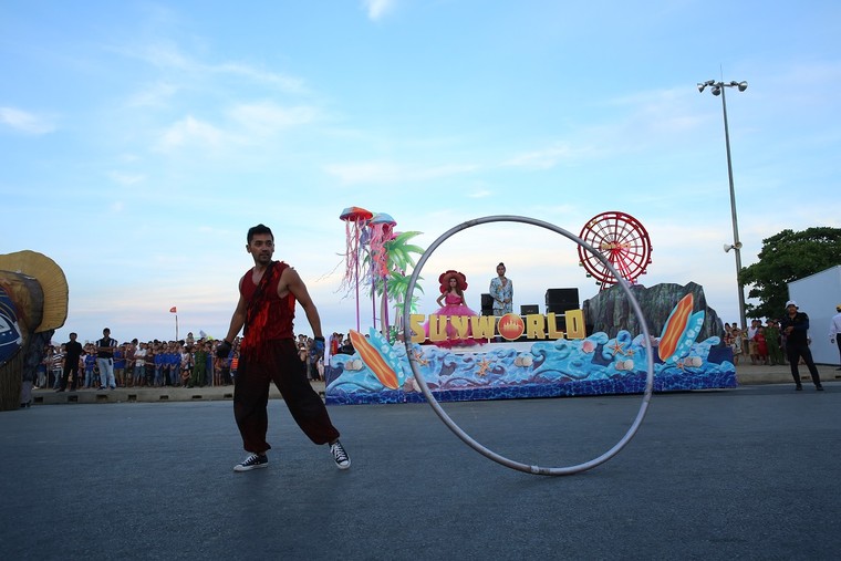 Du khách phấn khích với không khí Carnival rực rỡ sắc màu tại thành phố biển Sầm Sơn ảnh 7