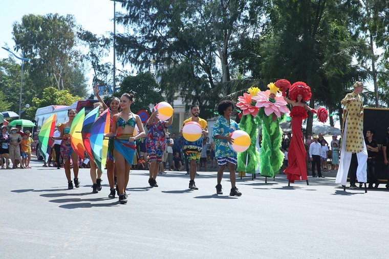 Du khách phấn khích với không khí Carnival rực rỡ sắc màu tại thành phố biển Sầm Sơn ảnh 8