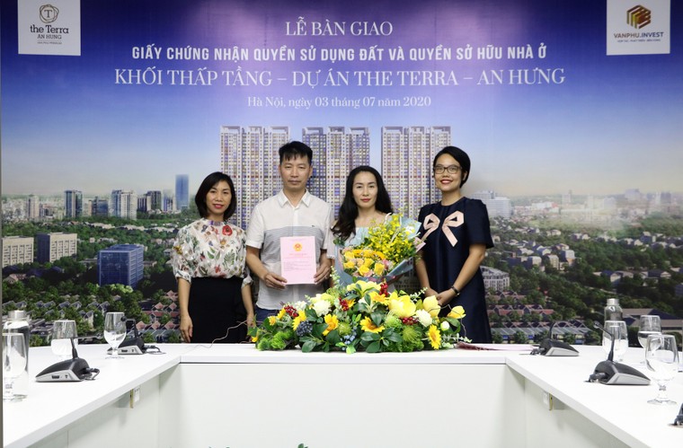 The Terra - An Hưng: Văn Phú - Invest trao sổ đỏ cho khách hàng mua nhà phố ảnh 1
