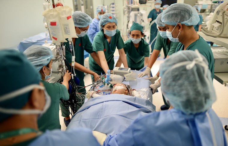 Tách thành công cặp song sinh dính liền ảnh 5