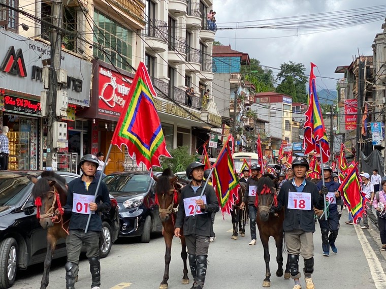 Du khách đổ lên Sa Pa hào hứng xem đua ngựa ảnh 1