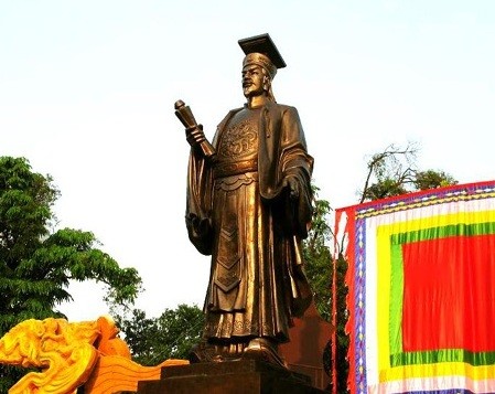 Ai là người đã góp công giúp ông lên ngôi?