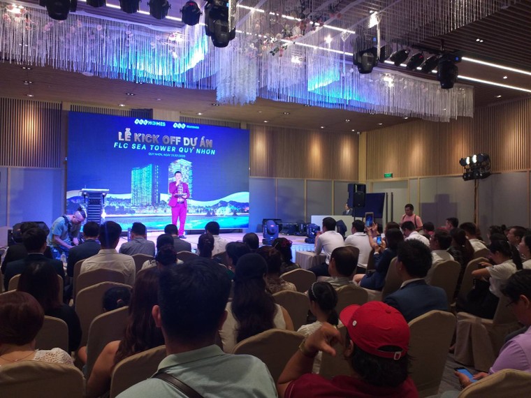 Gấp rút hoàn thiện, FLC Sea Tower Quy Nhon hút hàng trăm sale trong lễ kick off ảnh 1