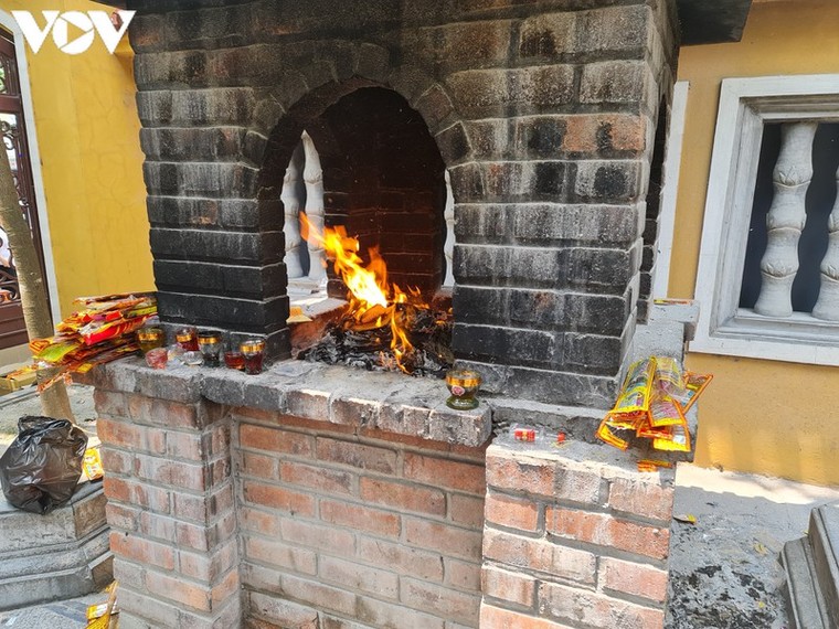 Chùa chiền ở Hà Nội vắng vẻ, lác đác người dân đi lễ trong ngày Rằm tháng 7 ảnh 7